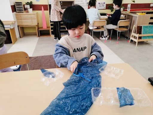 リサイクル素材を使って「沖縄のような海を作る」と探究する子どもたち。