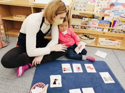 Discussing winter clothing items with a 4-year old child using classified cards.